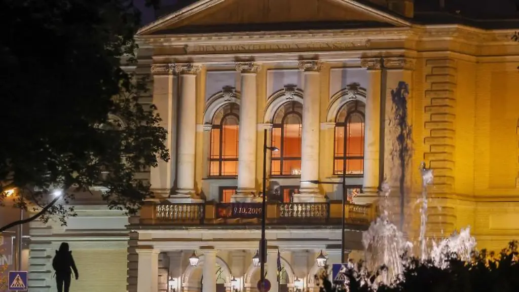 Das-Opernhaus-ist-festlich-beleuchtet