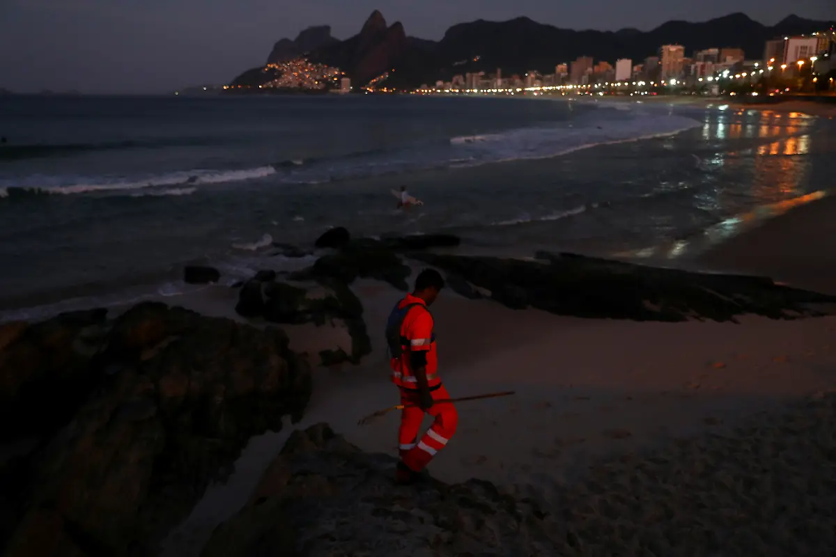 2021-07-06T140618Z-942353517-RC2JDN9X1UY6-RTRMADP-3-BRAZIL-RACE-SWEEPER