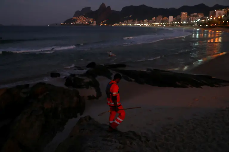 2021-07-06T140618Z-942353517-RC2JDN9X1UY6-RTRMADP-3-BRAZIL-RACE-SWEEPER