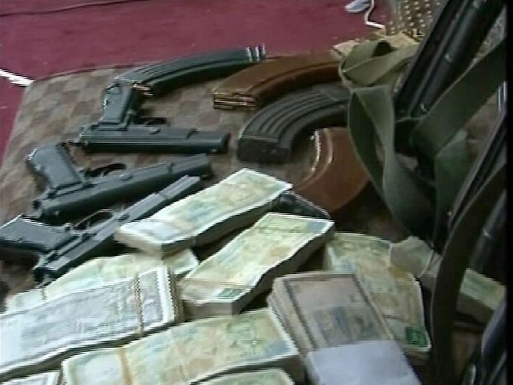 Bomben, Waffen, Munition und Geld soll die "Bande" gehortet haben, behauptet die staatliche syrische Nachrichtenagentur Sana, die dieses Bild veröffentlichte.