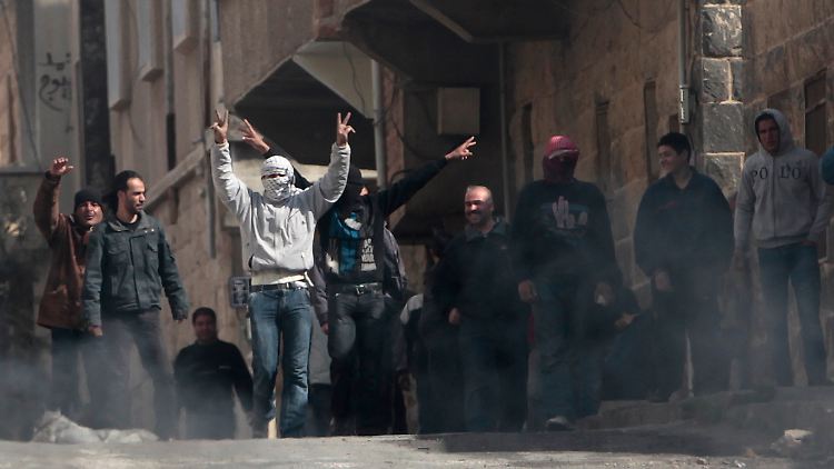 Demonstranten in Daraa zeigen das Victory-Zeichen.