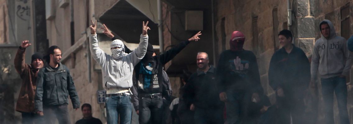 Demonstranten in Daraa zeigen das Victory-Zeichen.