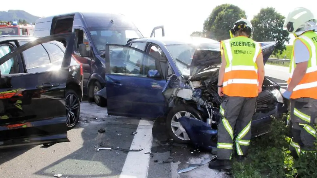 Einsatzkraefte-der-Feuerwehr-arbeiten-an-einer-Unfallstelle-auf-der-A8
