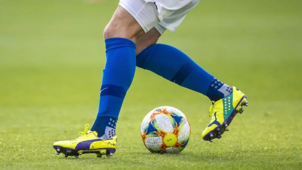 Ein-Fussballspieler-spielt-den-Ball