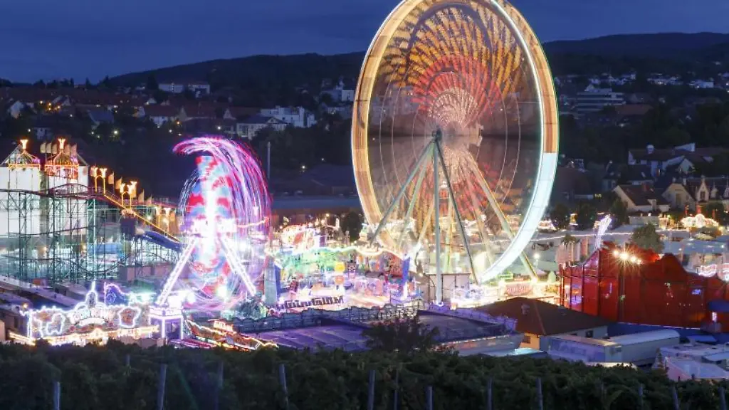 Blick-ueber-den-Duerkheimer-Wurstmarkt