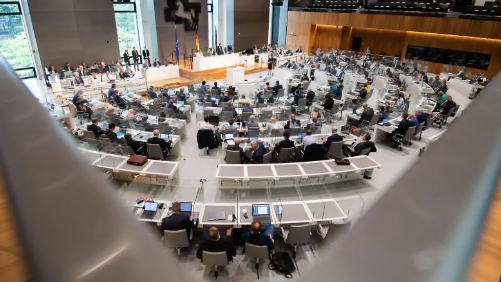 Die-Abgeordneten-sitzen-im-niedersaechsischen-Landtag
