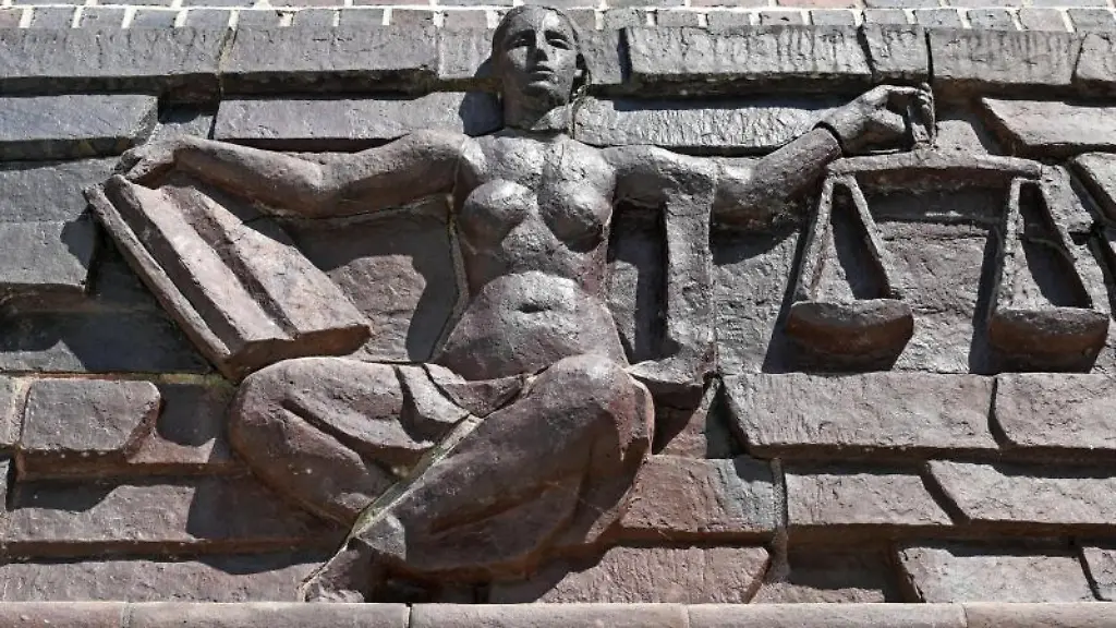 Blick-auf-die-Justitia-ueber-dem-Eingang-eines-Landgerichts