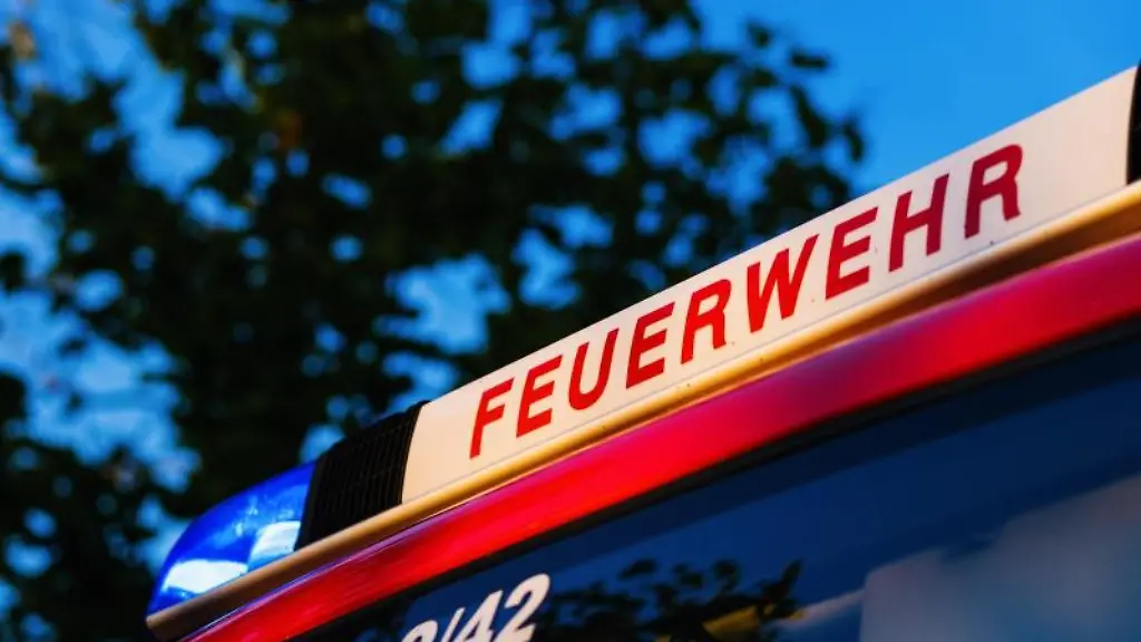 Das-Blaulicht-leuchtet-auf-dem-Dach-eines-Einsatzfahrzeugs-der-Feuerwehr