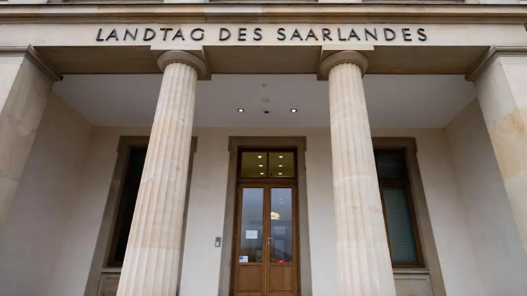 Der-Eingang-zum-Landtags-des-Saarlandes