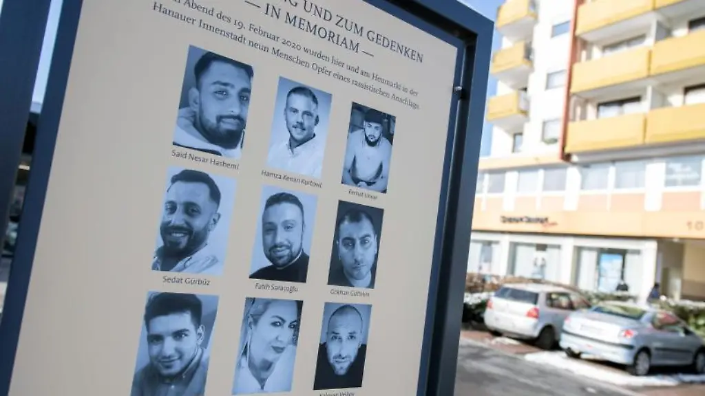 Eine-offizielle-Gedenktafel-erinnert-an-die-Opfer-der-Anschlaege