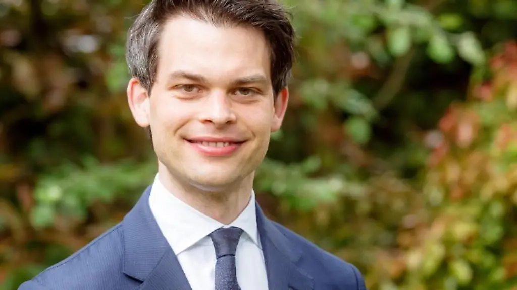 Christoph-Ploss-CDU-Landesvorsitzender-in-Hamburg-schaut-in-die-Kamera