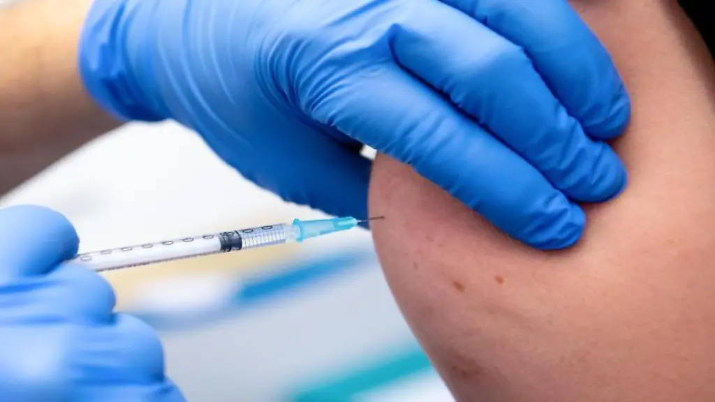 Eine-Corona-Schutzimpfung-wird-durchgefuehrt