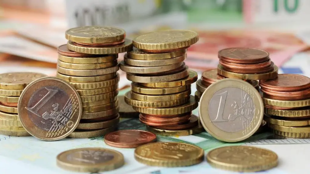 Euro-Muenzen-auf-Euro-Banknoten