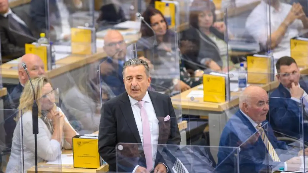 Gunnar-Schellenberger-CDU-M-steht-im-Landtag-von-Sachsen-Anhalt