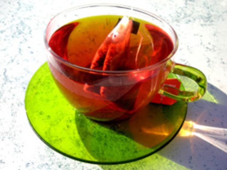 Wer braune Beläge vermeiden will, sollte Früchtetee trinken. Er enthält keine Gerbstoffe.