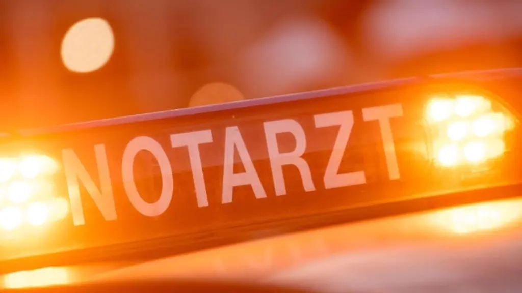 Ein-Dachschild-mit-der-Aufschrift-Notarzt-ist-auf-einem-Einsatzwagen-angebracht