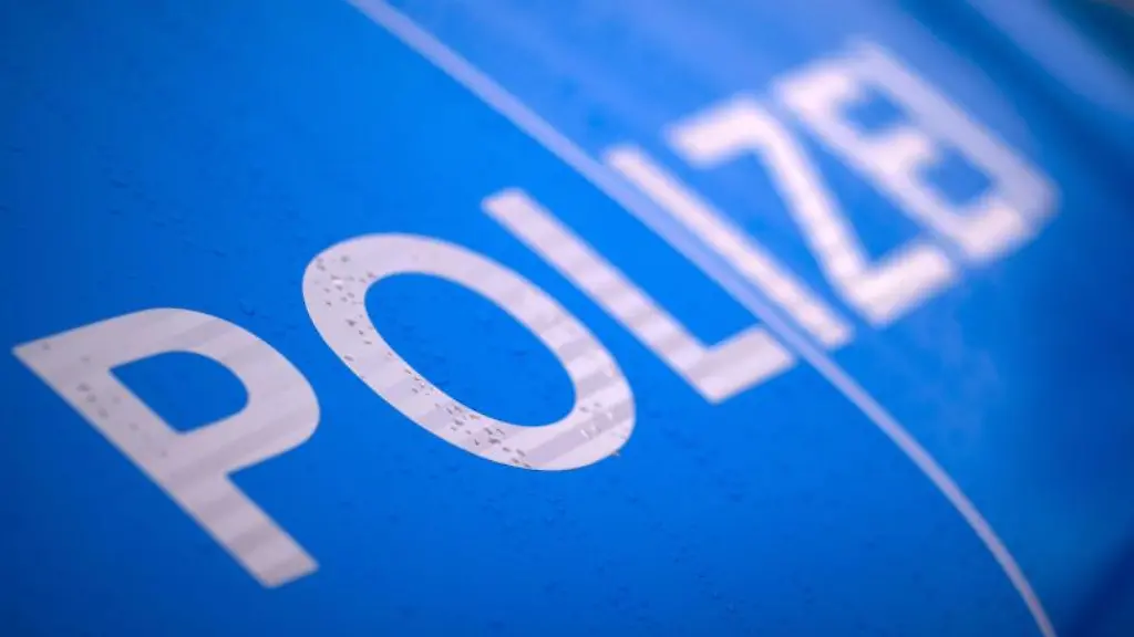 Der-Schriftzug-Polizei-steht-auf-einem-Streifenwagen