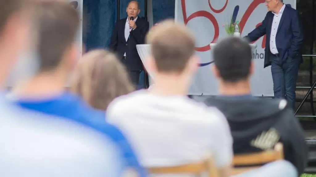 Olaf-Scholz-hinten-links-und-Stephan-Weil-SPD-hinten-rechts-sprechen-mit-Schuelern-beim-Besuch-der-IGS-Langenhagen
