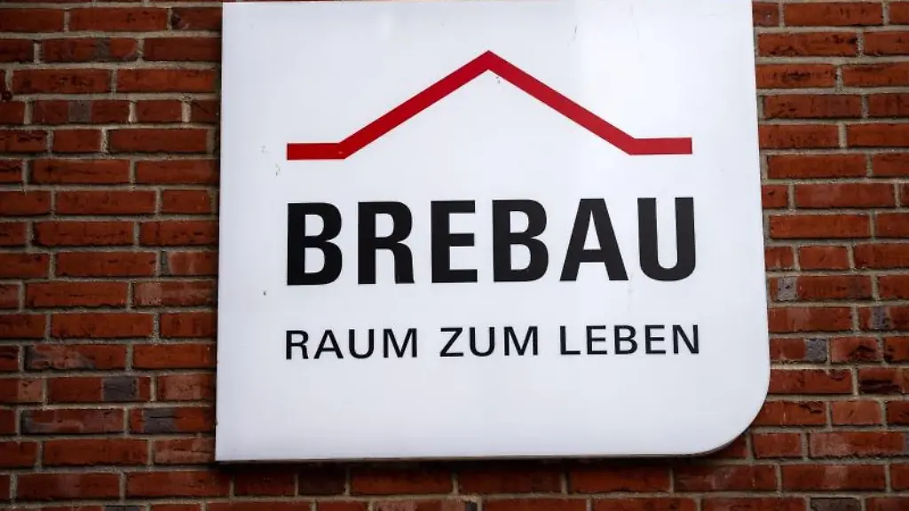 Ein-Schild-weist-auf-den-Firmensitz-der-Wohnungsbaugesellschaft-Brebau-hin