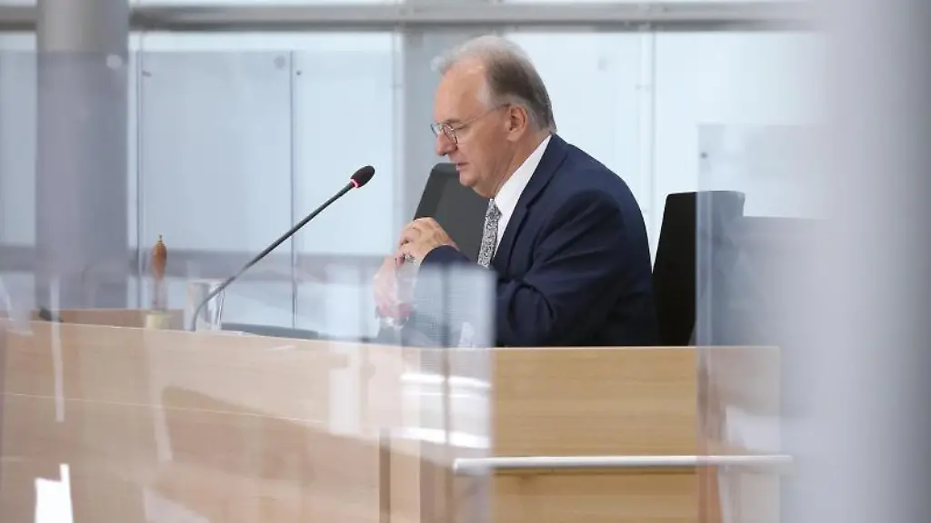 Reiner-Haseloff-CDU-Ministerpraesident-von-Sachsen-Anhalt-sitzt-im-Landtag