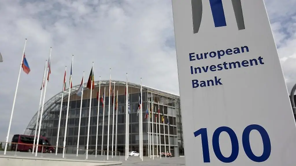 Ein-Hinweisschild-steht-vor-der-European-Investment-Bank-Europaeische-Investitionsbank-EIB