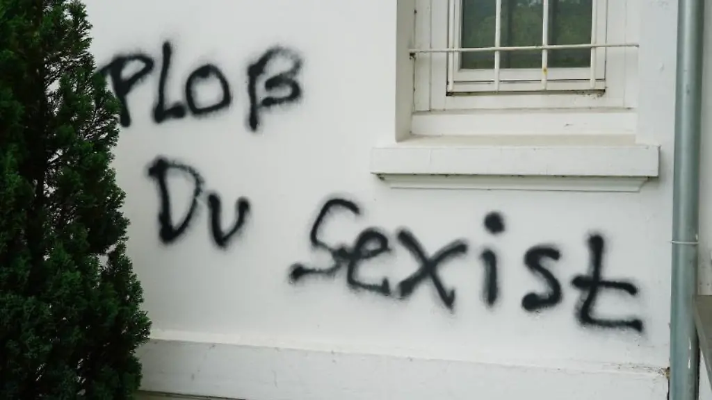 Ploss-Du-Sexist-wurde-an-die-Fassade-der-CDU-Parteizentrale-geschmiert