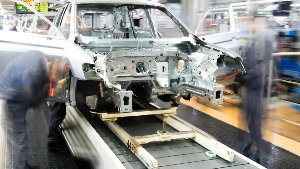 Mitarbeiter-montieren-Kotfluegel-an-ein-Auto