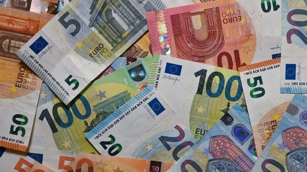 Zahlreiche-Eurobanknoten-liegen-aufeinander