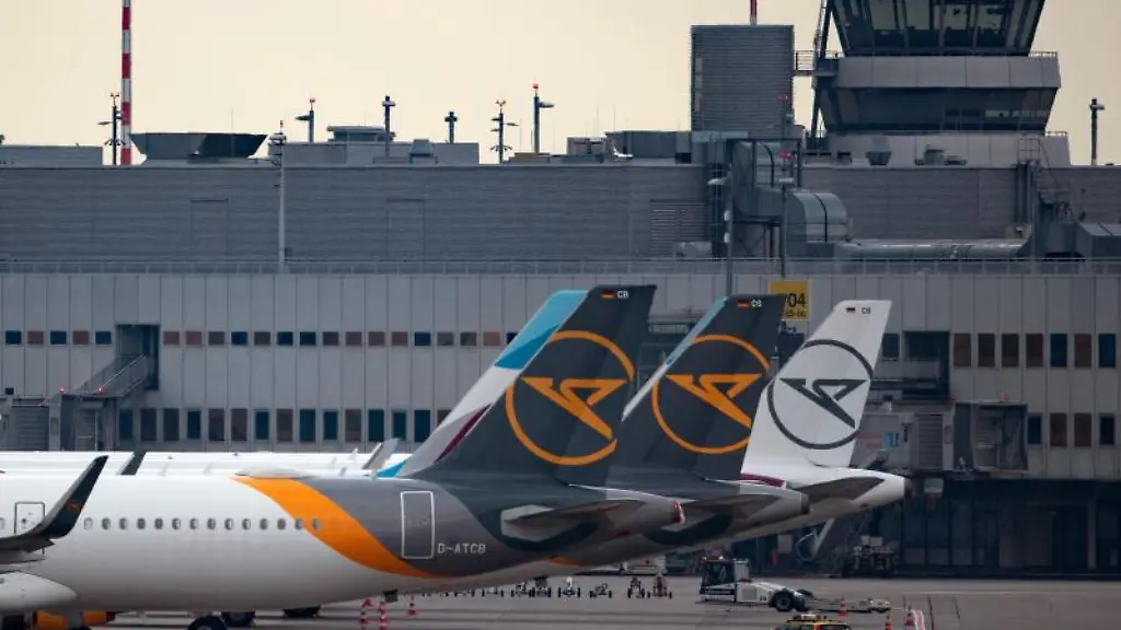 Flugzeuge-stehen-auf-dem-Vorfeld-des-Duesseldorfer-Flughafens