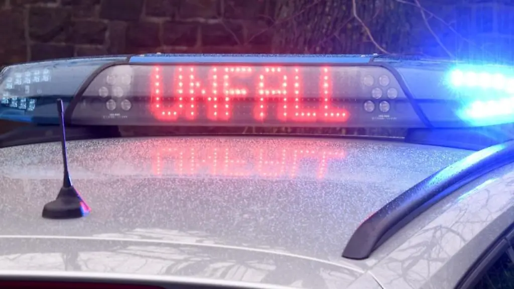 Die-Leuchtschrift-Unfall-ist-auf-dem-Dach-eines-Polizeiwagens-zu-sehen
