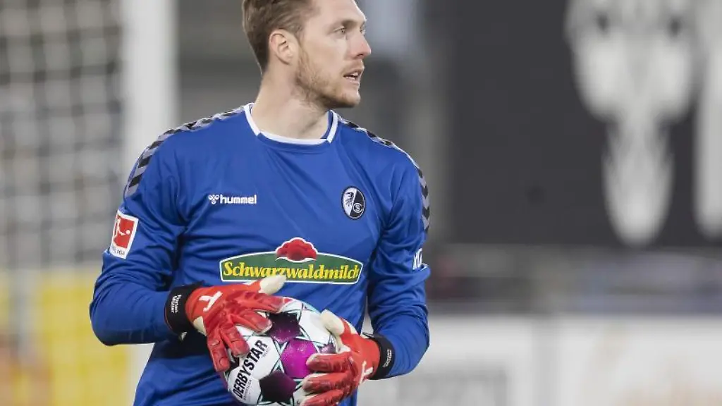 Florian-Mueller-haelt-den-Ball