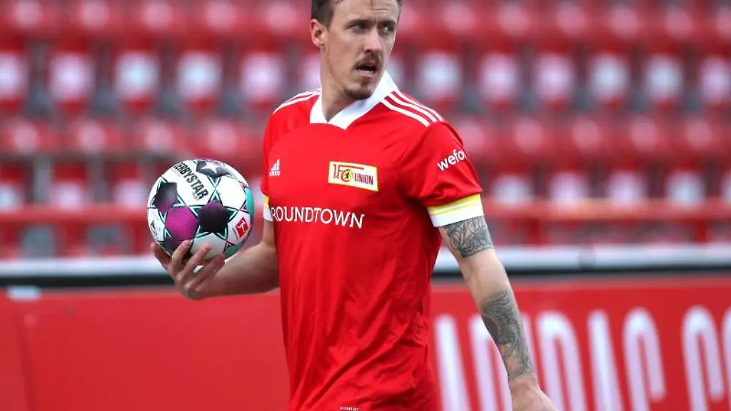 Unions-Max-Kruse-geht-mit-dem-Ball-zum-Einwurf