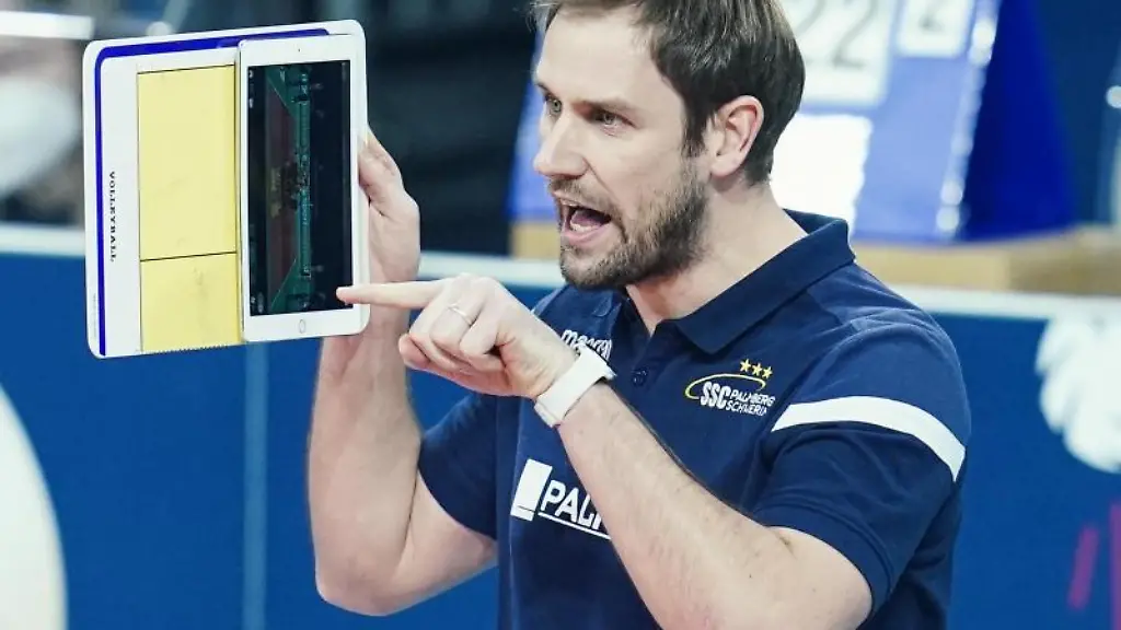 Schwerins-Trainer-Felix-Koslowski-gestikuliert-an-der-Seitenlinie