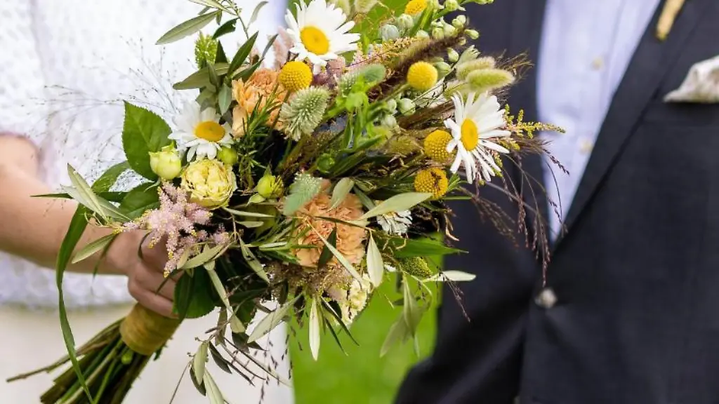 Den-Brautstrauss-zeigt-ein-Brautpaar-vor-seiner-Trauung