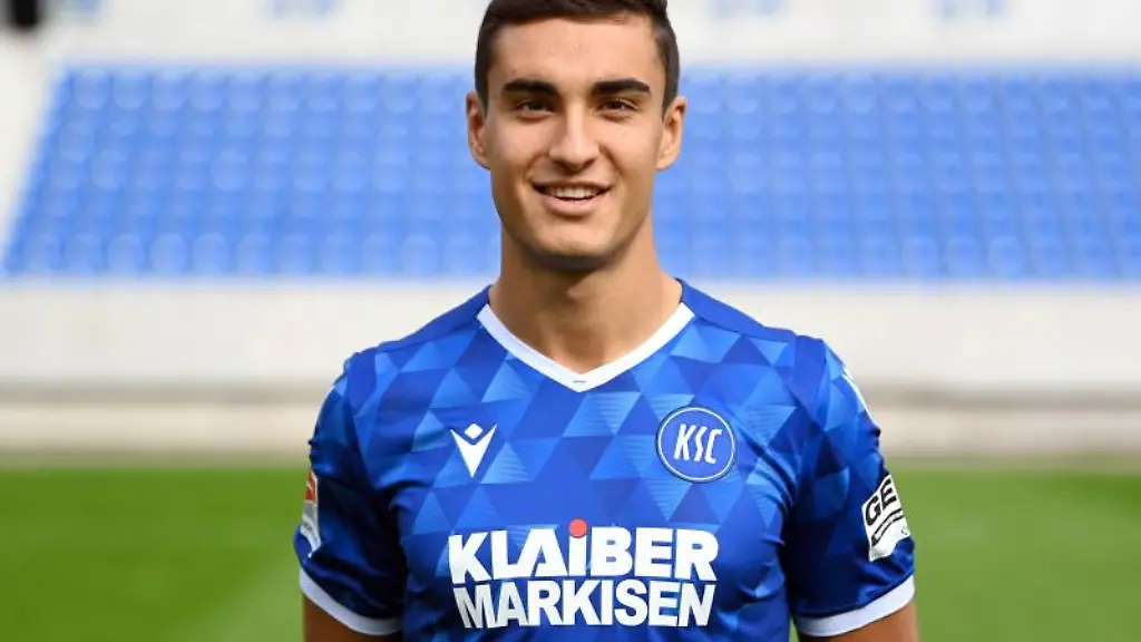 Dirk-Carlson-posiert-bei-einem-Fototermin