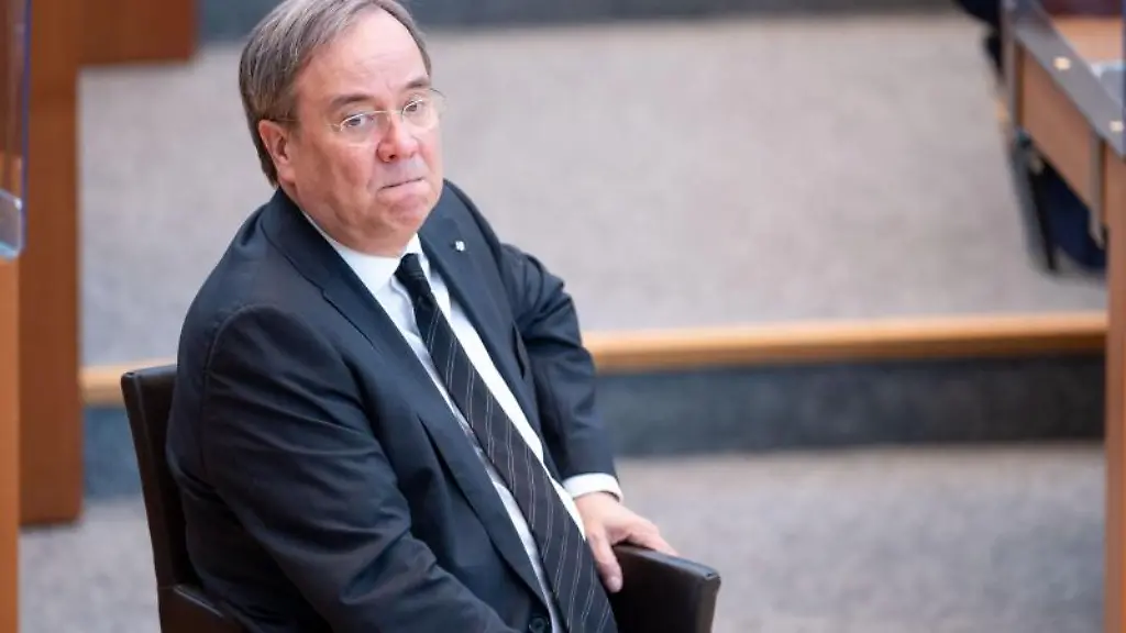 Armin-Laschet-CDU-Ministerpraesident-von-Nordrhein-Westfalen-blickt-in-die-Runde