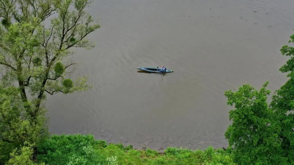 Robert-Grein-paddelt-im-Ortsteil-Mondfeld-in-seinem-Kanu-auf-dem-Main