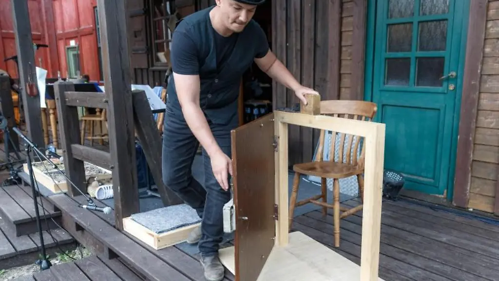 Marc-Franciso-erzeugt-im-Hintergrund-ein-Geraeusch