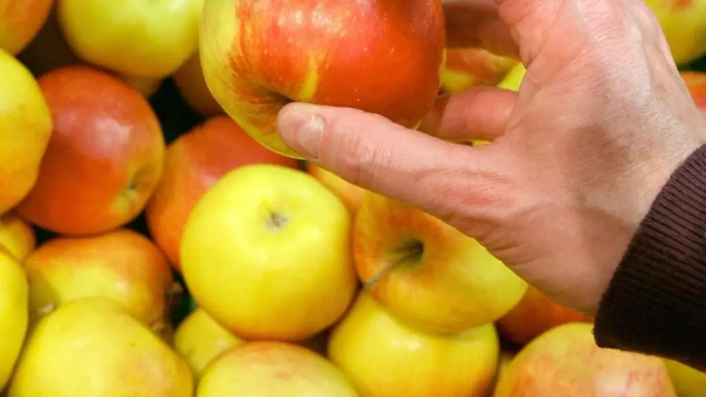 Eine-Frau-greift-zu-Aepfeln