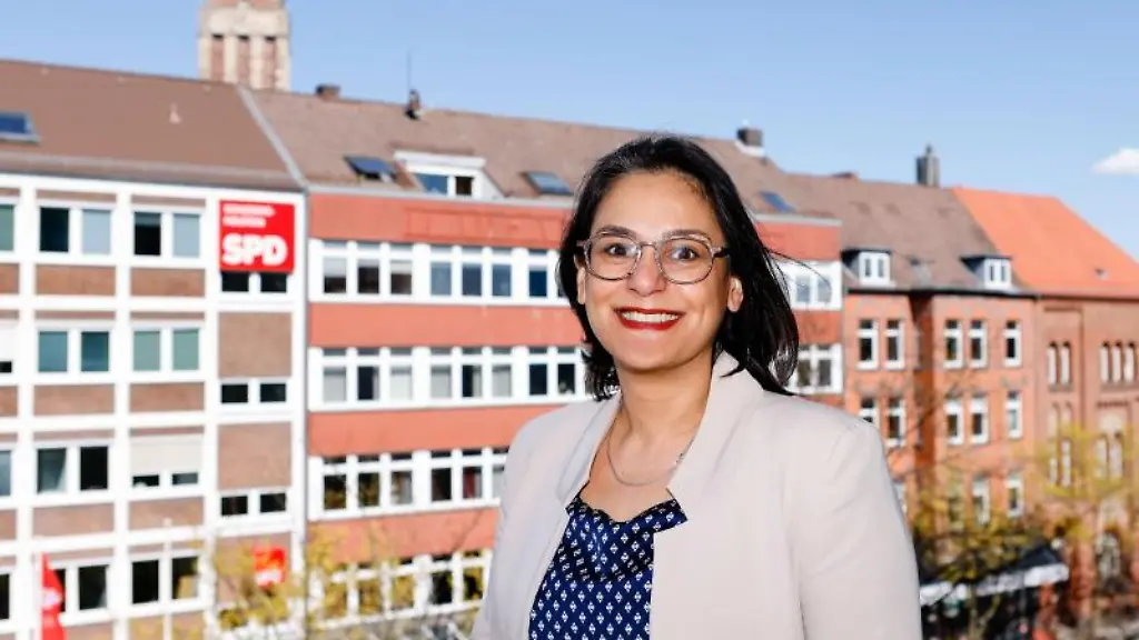 Serpil-Midyatli-SPD-Landesvorsitzende-schaut-in-die-Kamera