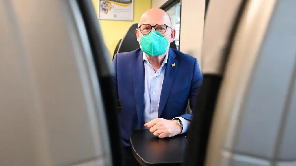 Winfried-Hermann-Buendnis-90-Die-Gruenen-sitzt-in-einem-Zug