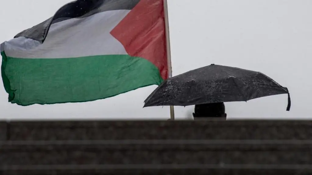 Teilnehmer-einer-Pro-Palaestina-Demonstration-ziehen-durch-die-Strassen