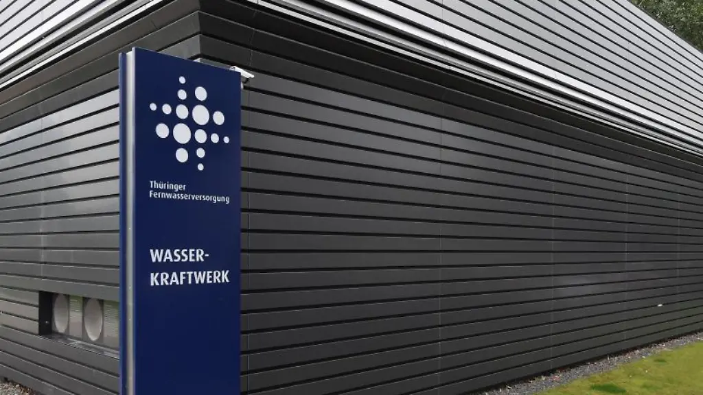 Wasserkraftwerk-steht-auf-einem-Schild-vor-dem-Neubau-der-Anlage