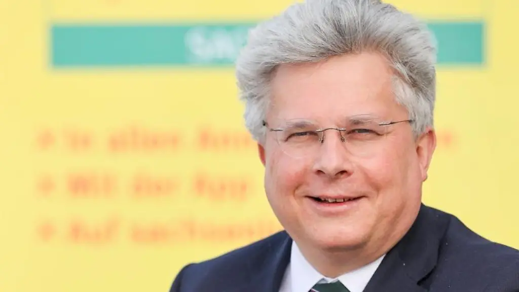 Frank-Schwarz-Geschaeftsfuehrer-der-Saechsischen-Lotto-GmbH-schaut-in-die-Kamera