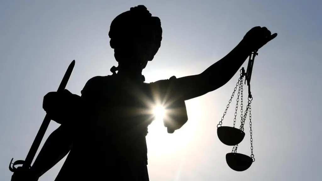 Statue-der-Justitia-mit-einer-Waage-und-einem-Schwert-in-der-Hand