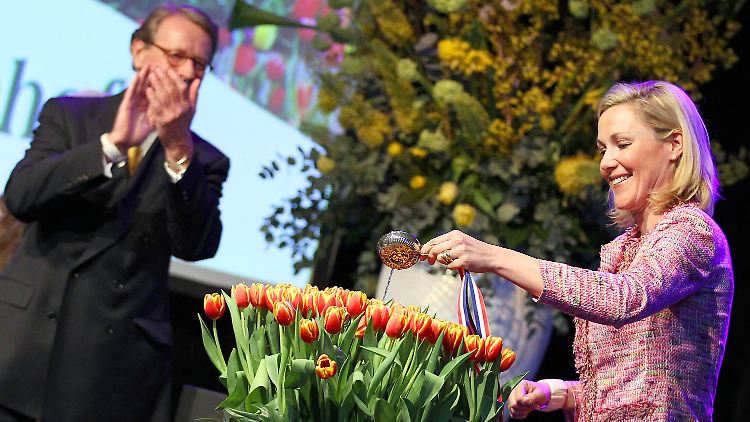 Besondere Ehre: Bettina Wulff tauft eine neue Tulpenzüchtung auf ihren Namen.