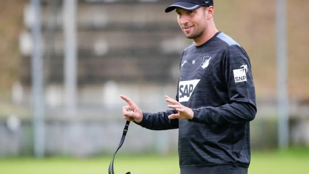 Hoffenheims-Trainer-Sebastian-Hoeness-leitet-das-erste-oeffentliche-Training-der-TSG
