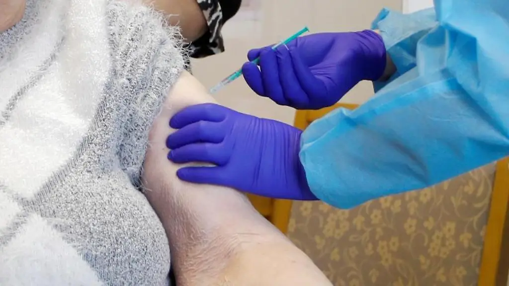 Eine-Seniorin-erhaelt-eine-Corona-Impfung