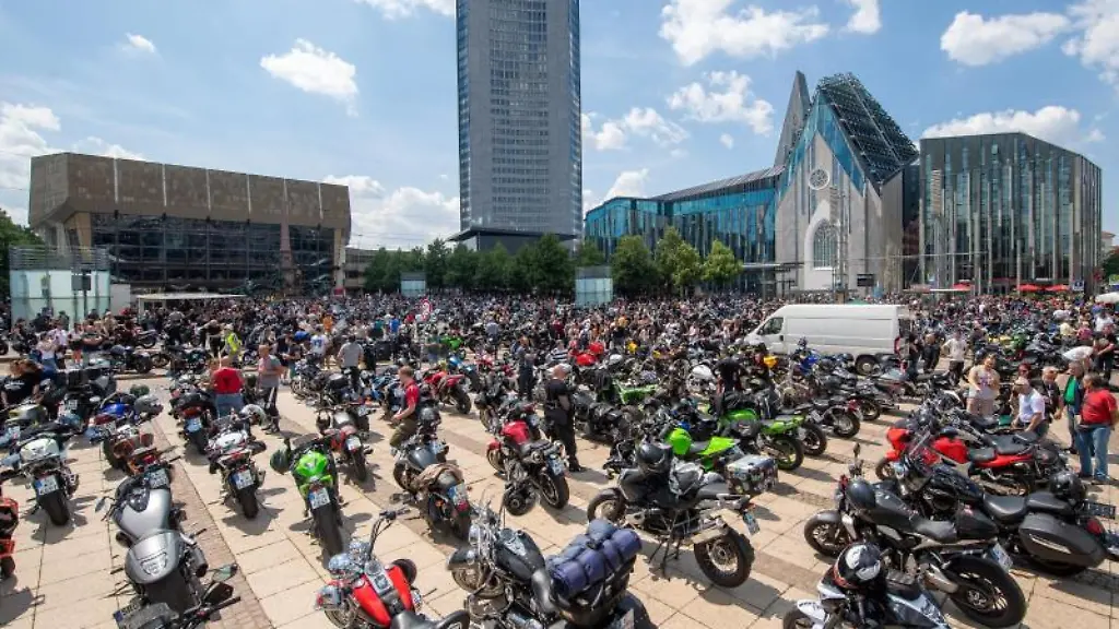 Tausende-Motorradfahrer-beteiligen-sich-an-einer-Demo-des-Runden-Tischs-Leipzig-und-Region