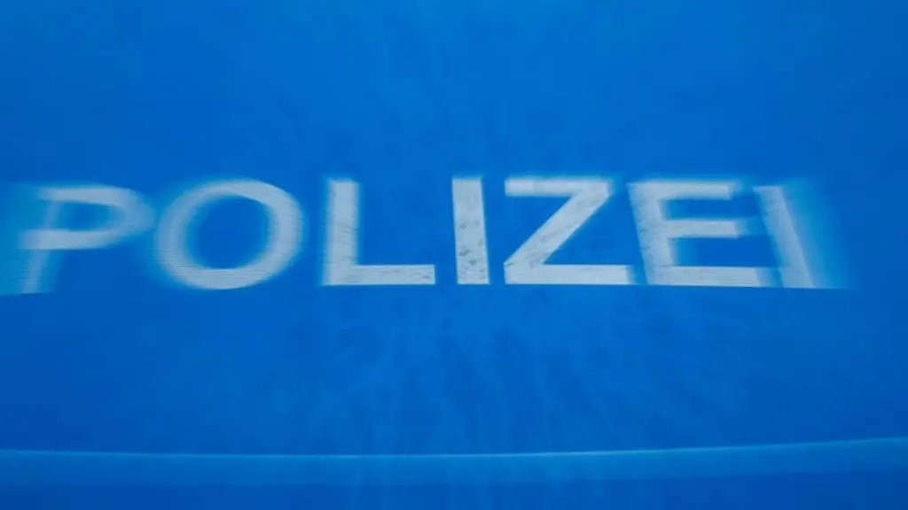 Schriftzug-Polizei-auf-der-Motorhaube-eines-Funkstreifenwagens